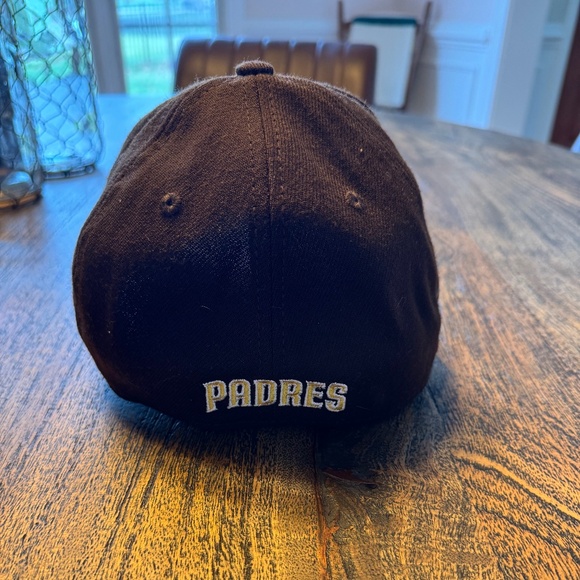 Men's New Era Brown San Diego Padres 2024 MLB Postseason Side Patch 39THIRTY - Picture 3 of 6